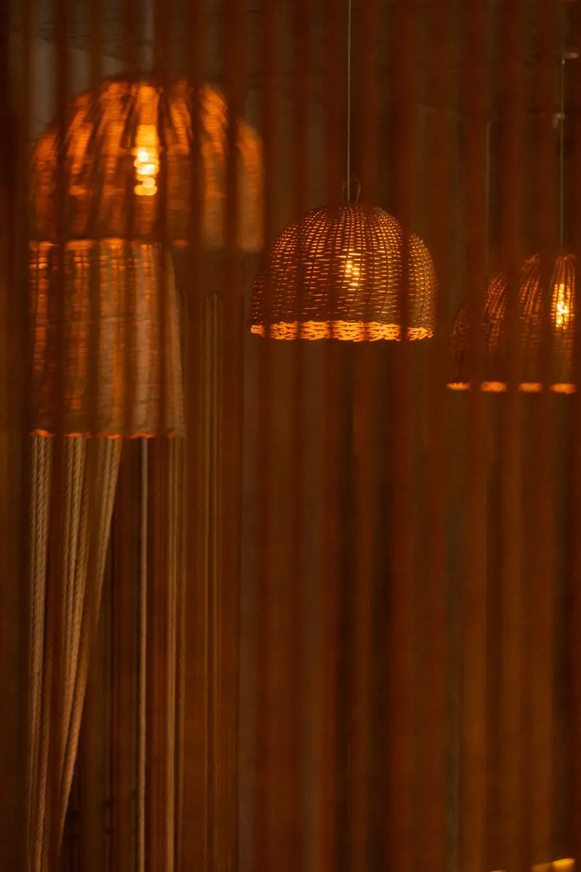Luminárias de palha acesas